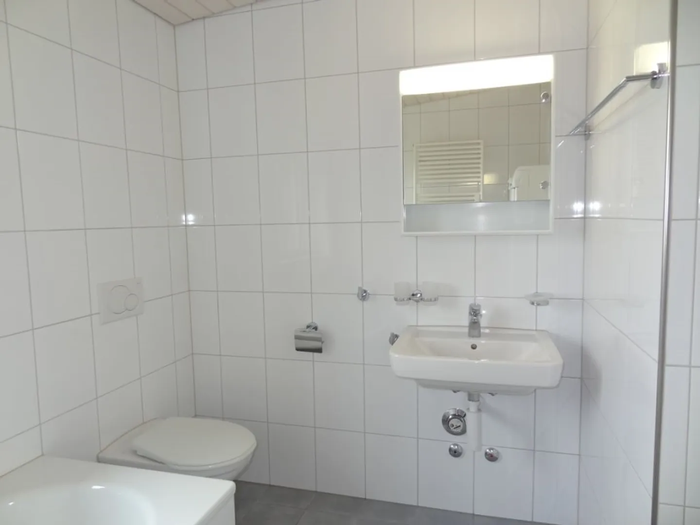 appartement sous les toits lumineux de 3,5 pièces, poutres apparentes, balcon, central, calme, propre machine à laver - Photo 8 sur 10