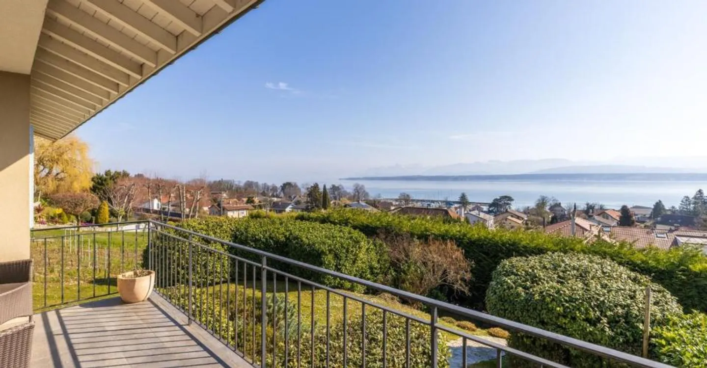 Villa with lake and Alps view - Photo 7 of 13