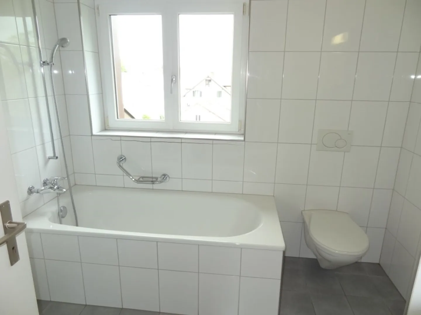 appartement sous les toits lumineux de 3,5 pièces, poutres apparentes, balcon, central, calme, propre machine à laver - Photo 7 sur 10