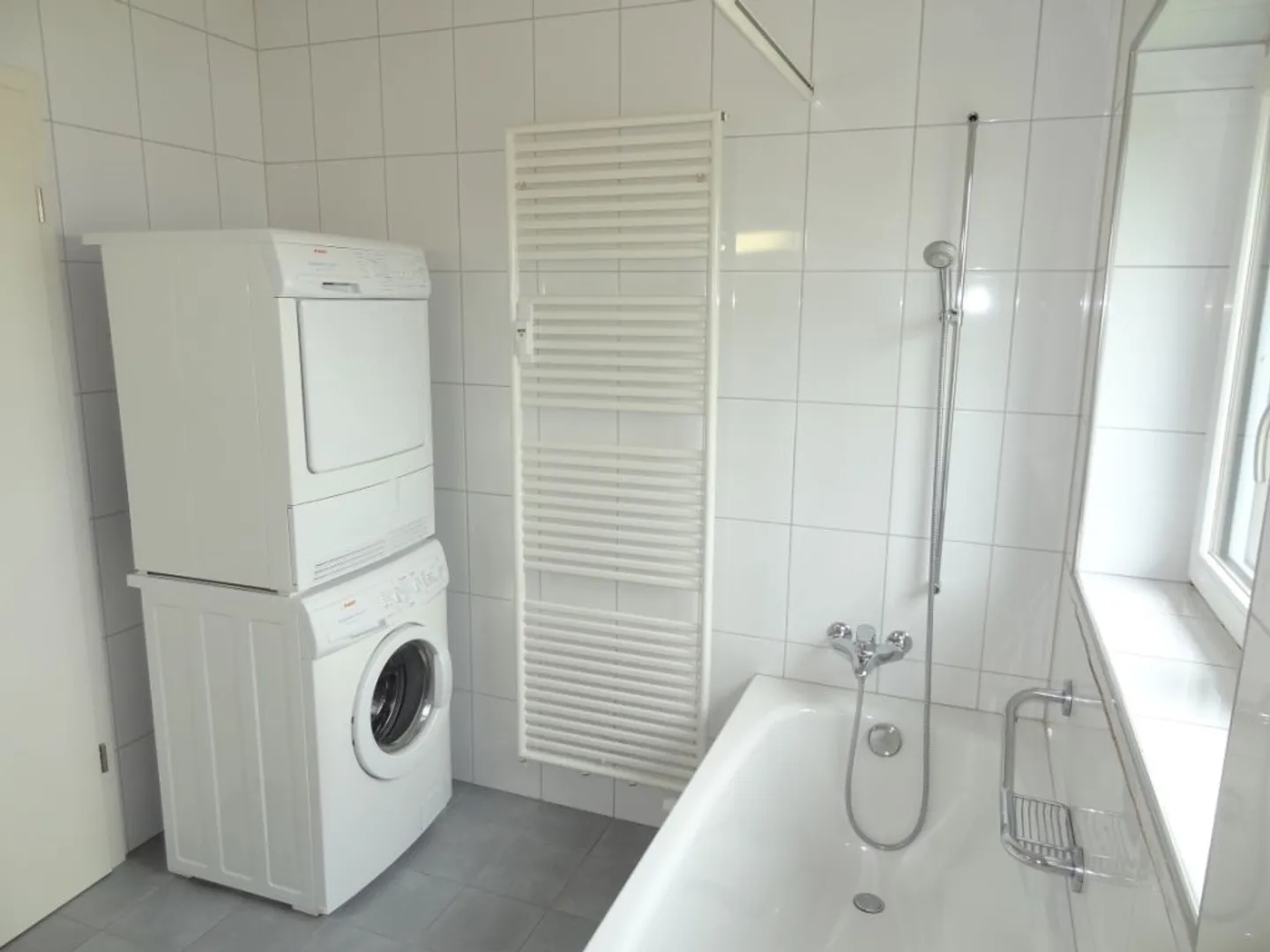 appartement sous les toits lumineux de 3,5 pièces, poutres apparentes, balcon, central, calme, propre machine à laver - Photo 9 sur 10