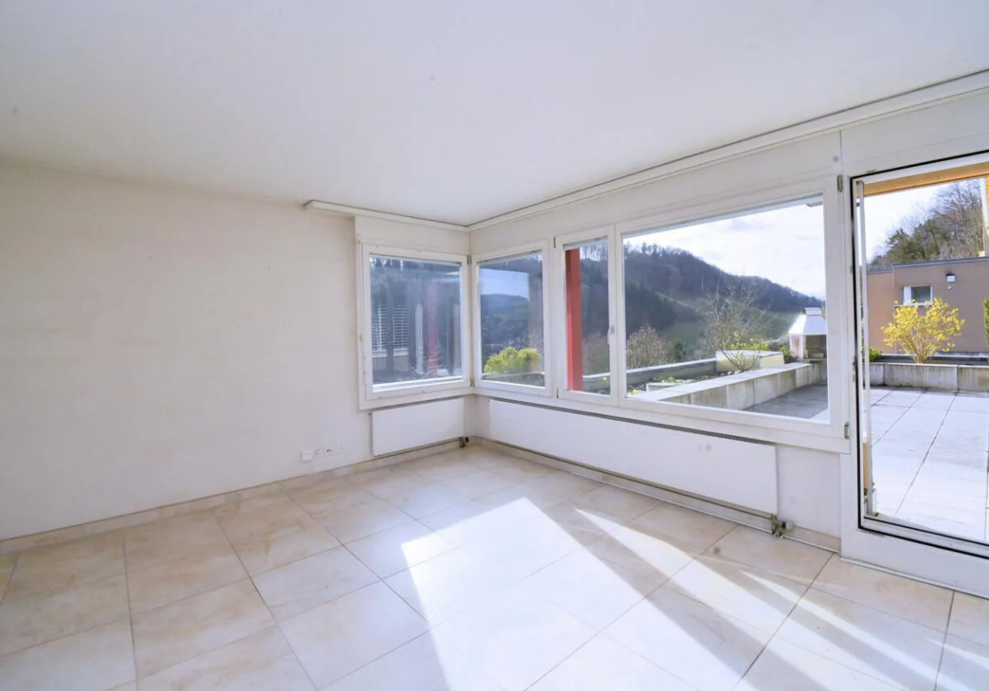 Terrassenhaus mit schöner Aussicht und viel Potenzial - Photo 1 sur 17