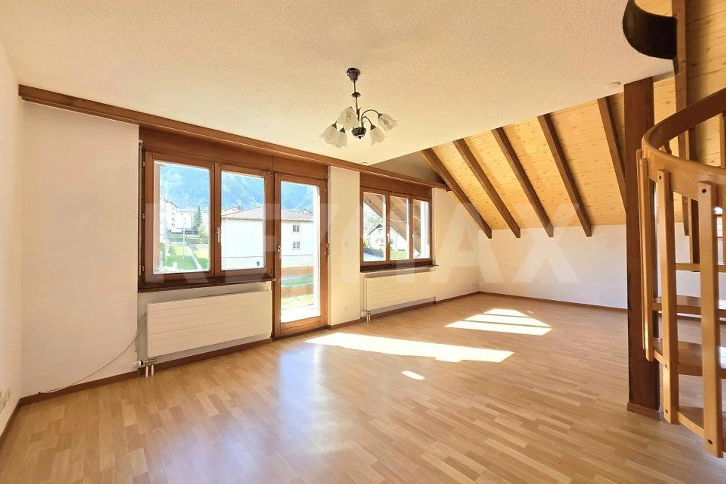 Spacious 5.5-room maisonette with development potential & prime location - Photo 2 of 13