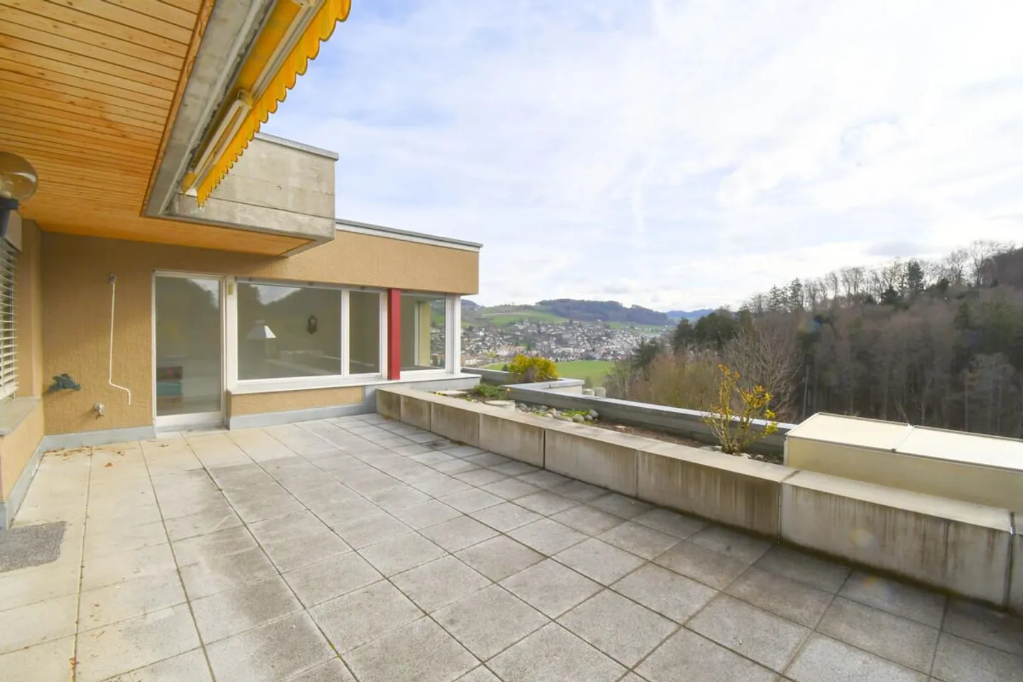 Terrassenhaus mit schöner Aussicht und viel Potenzial - Photo 14 sur 17