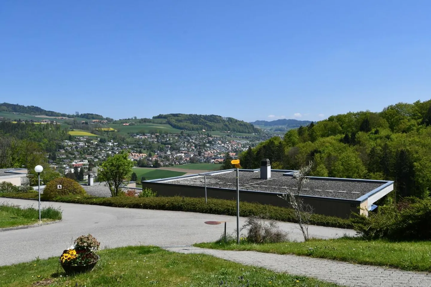 Terrassenhaus mit schöner Aussicht und viel Potenzial - Photo 15 sur 17