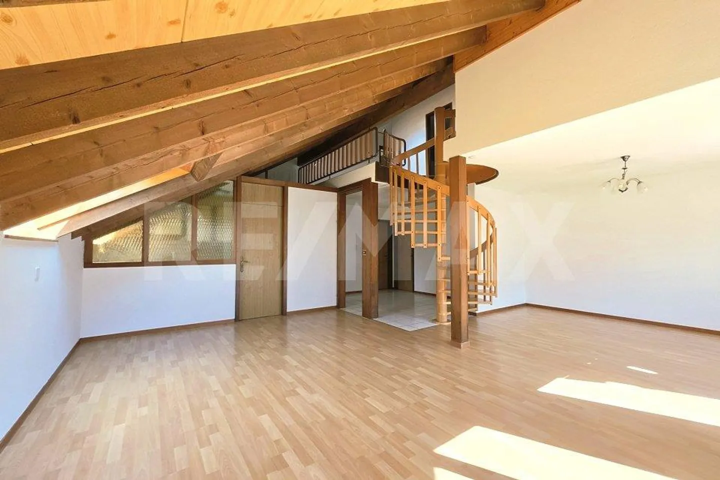 Spacious 5.5-room maisonette with development potential & prime location - Photo 3 of 13