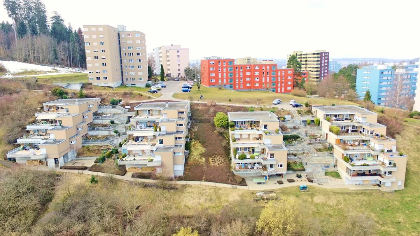 Terrassenhaus mit schöner Aussicht und viel Potenzial - Photo 16 sur 17