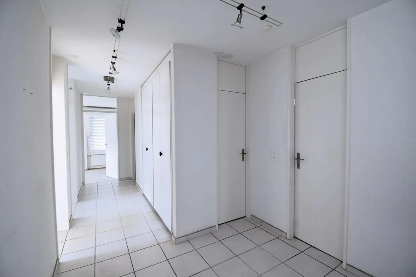 Terrassenhaus mit schöner Aussicht und viel Potenzial - Photo 6 sur 17