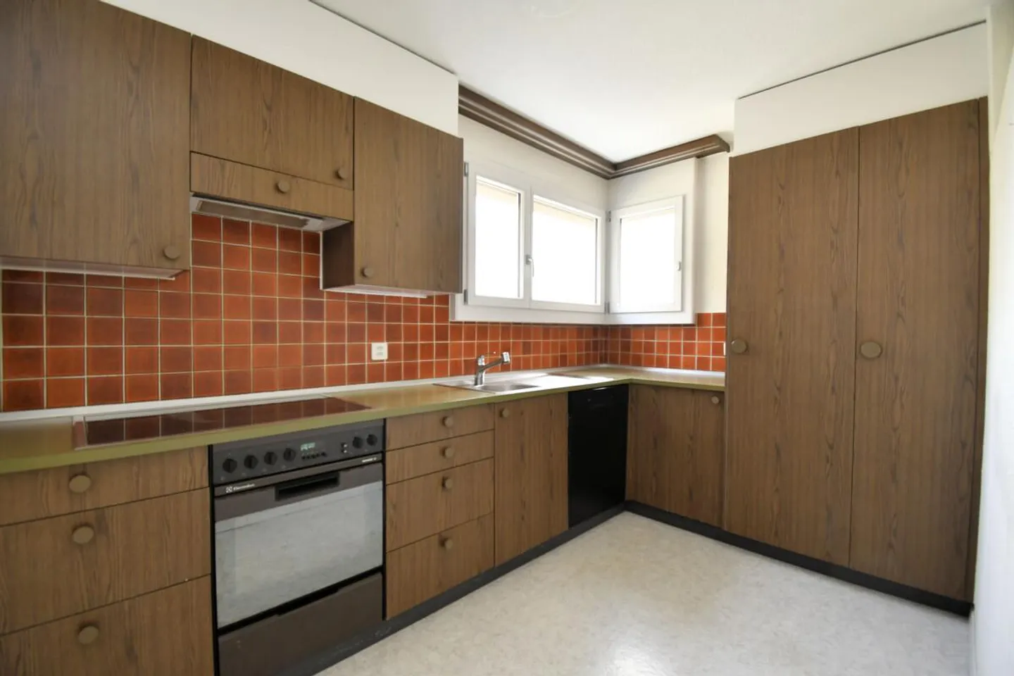 Terrassenhaus mit schöner Aussicht und viel Potenzial - Photo 8 sur 17