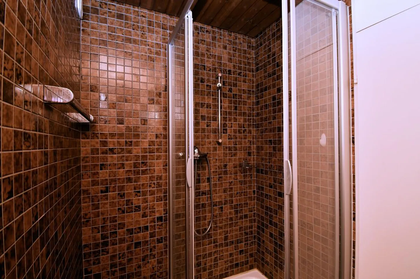 Terrassenhaus mit schöner Aussicht und viel Potenzial - Photo 10 sur 17