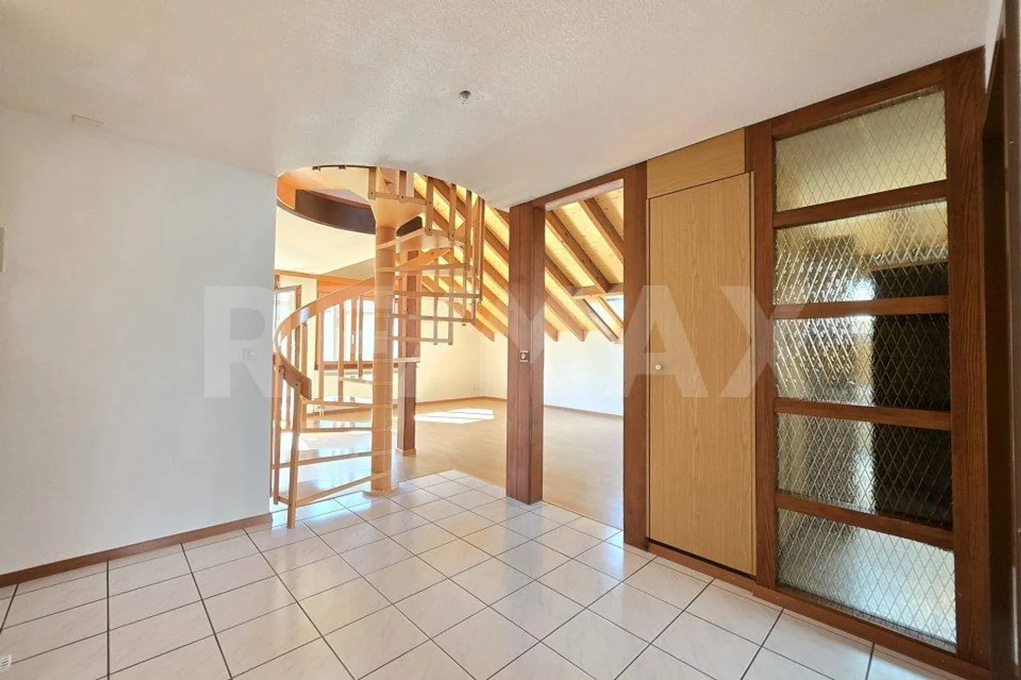 Spacious 5.5-room maisonette with development potential & prime location - Photo 4 of 13