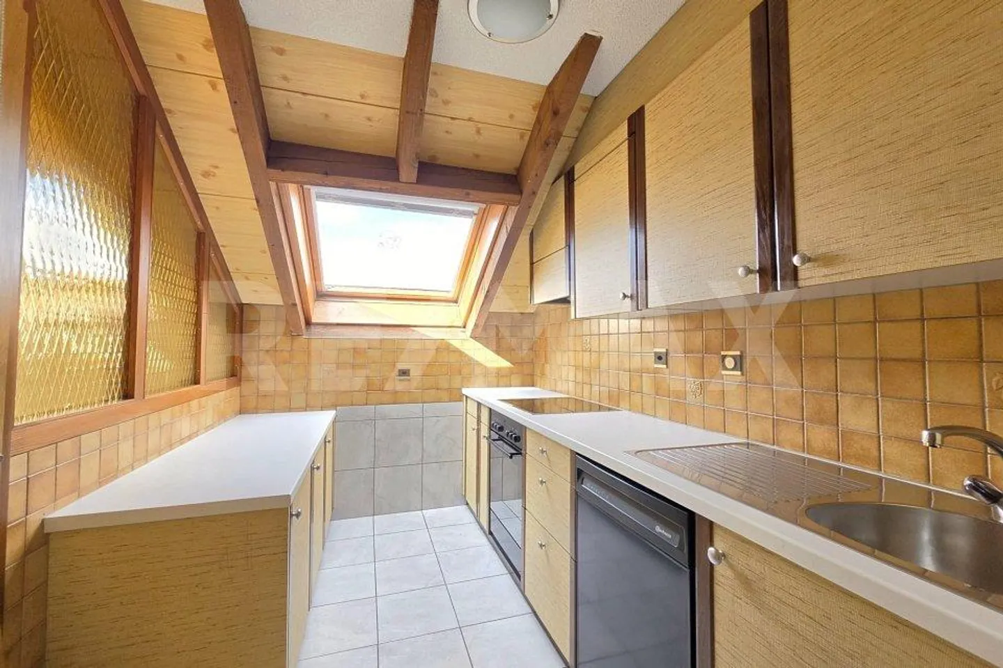 Spacious 5.5-room maisonette with development potential & prime location - Photo 6 of 13