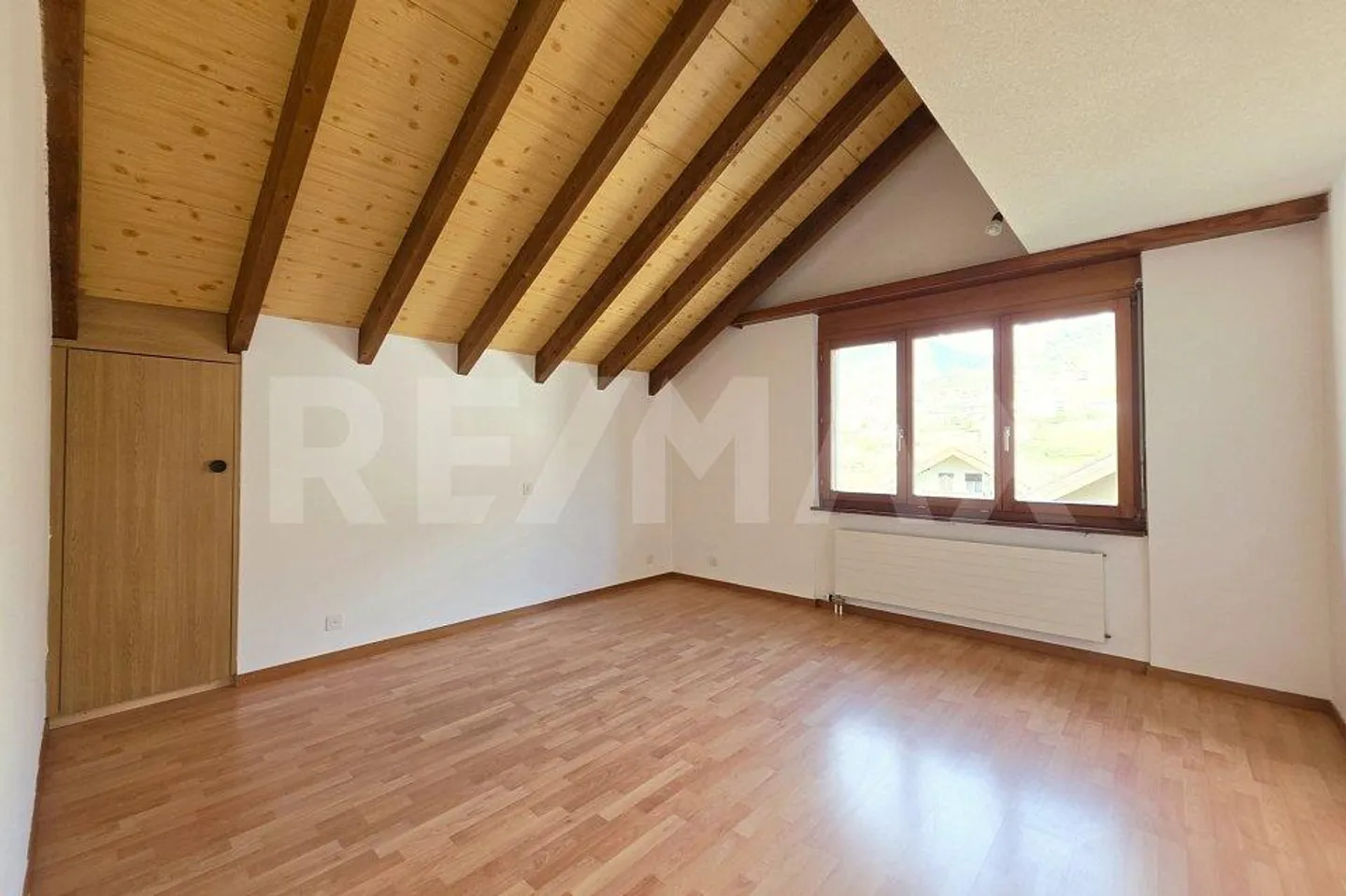 Spacious 5.5-room maisonette with development potential & prime location - Photo 7 of 13