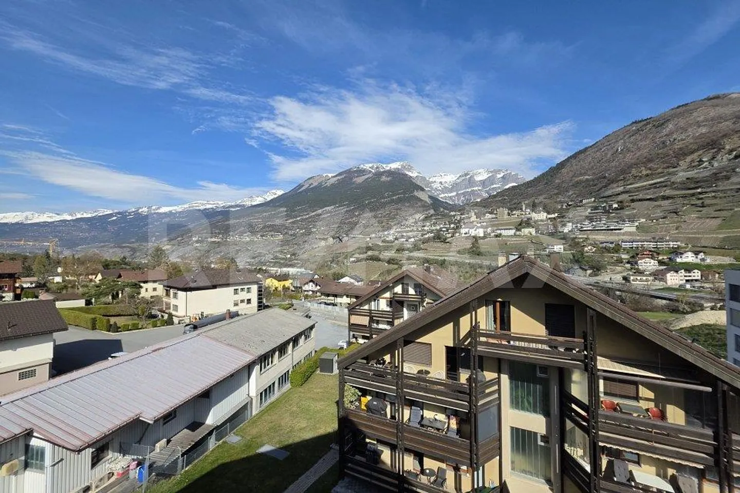 Spacious 5.5-room maisonette with development potential & prime location - Photo 12 of 13