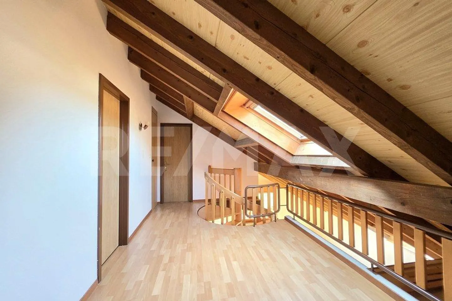 Spacious 5.5-room maisonette with development potential & prime location - Photo 9 of 13