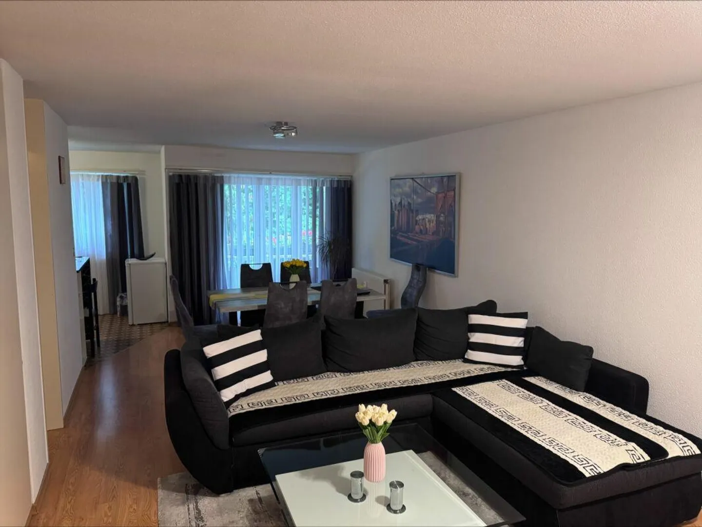 Appartement confortable de 2,5 pièces dans un emplacement pratique - Photo 2 sur 4