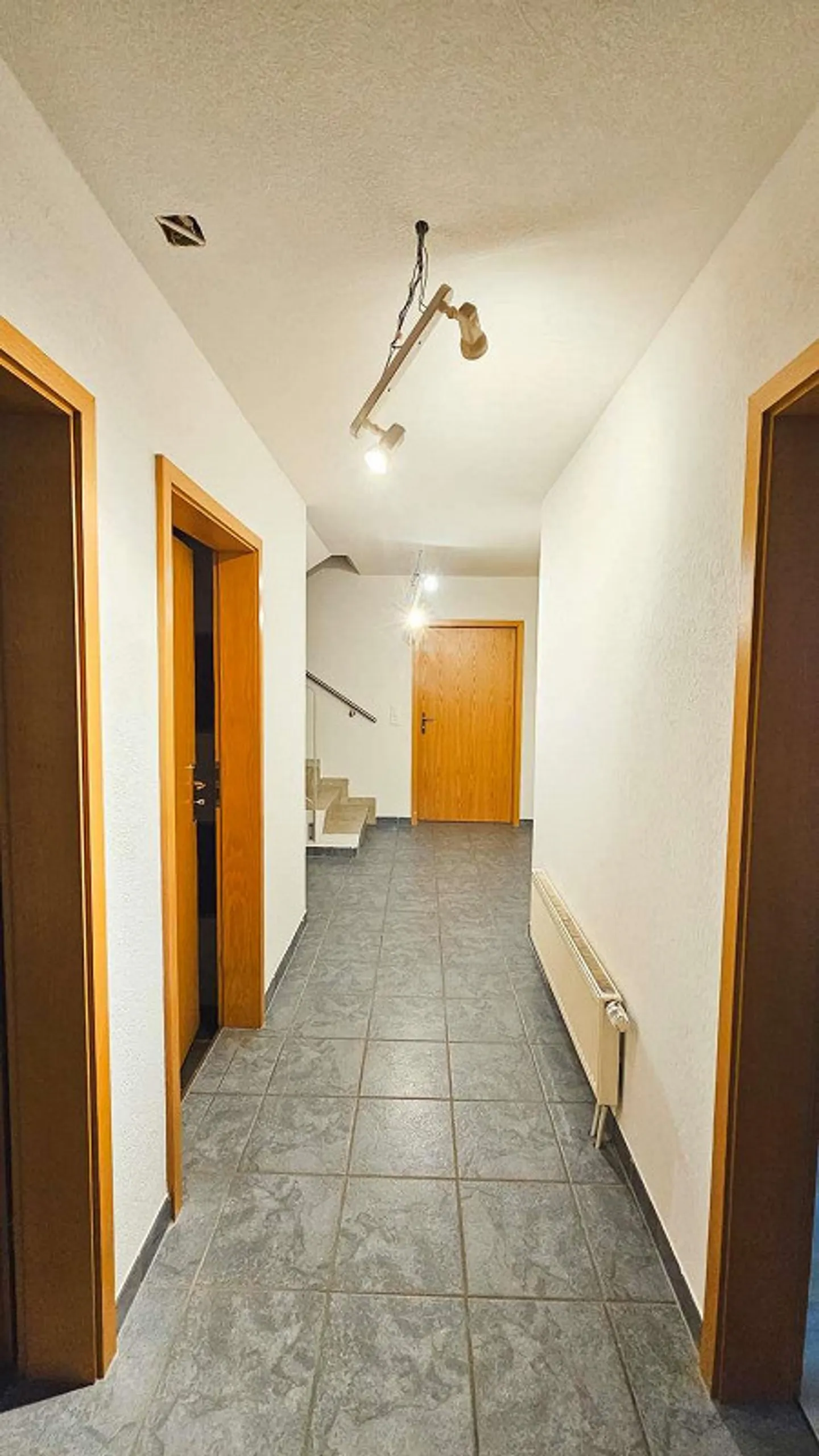 Grosszügiges 8.5-Zimmer-Einfamilienhaus mit Einliegerwohnung im Erd... - Foto 2 von 25