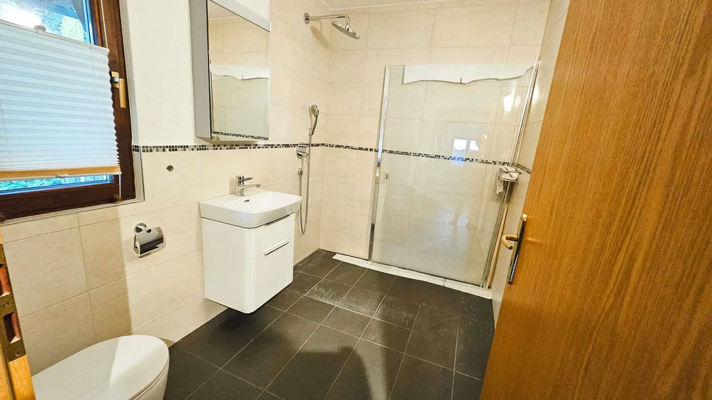 Grosszügiges 8.5-Zimmer-Einfamilienhaus mit Einliegerwohnung im Erd... - Foto 6 von 25