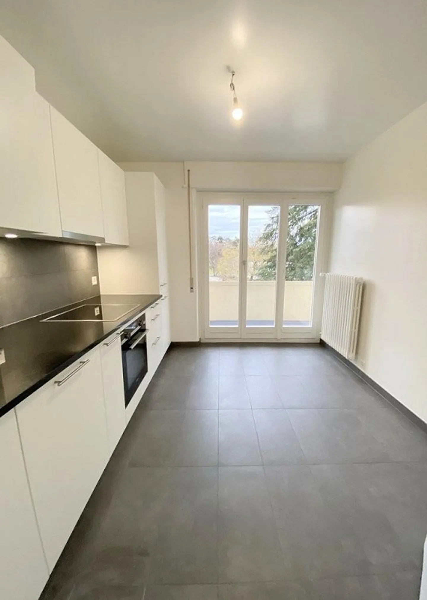 Recently renovated and ideally located apartment - Photo 2 of 10