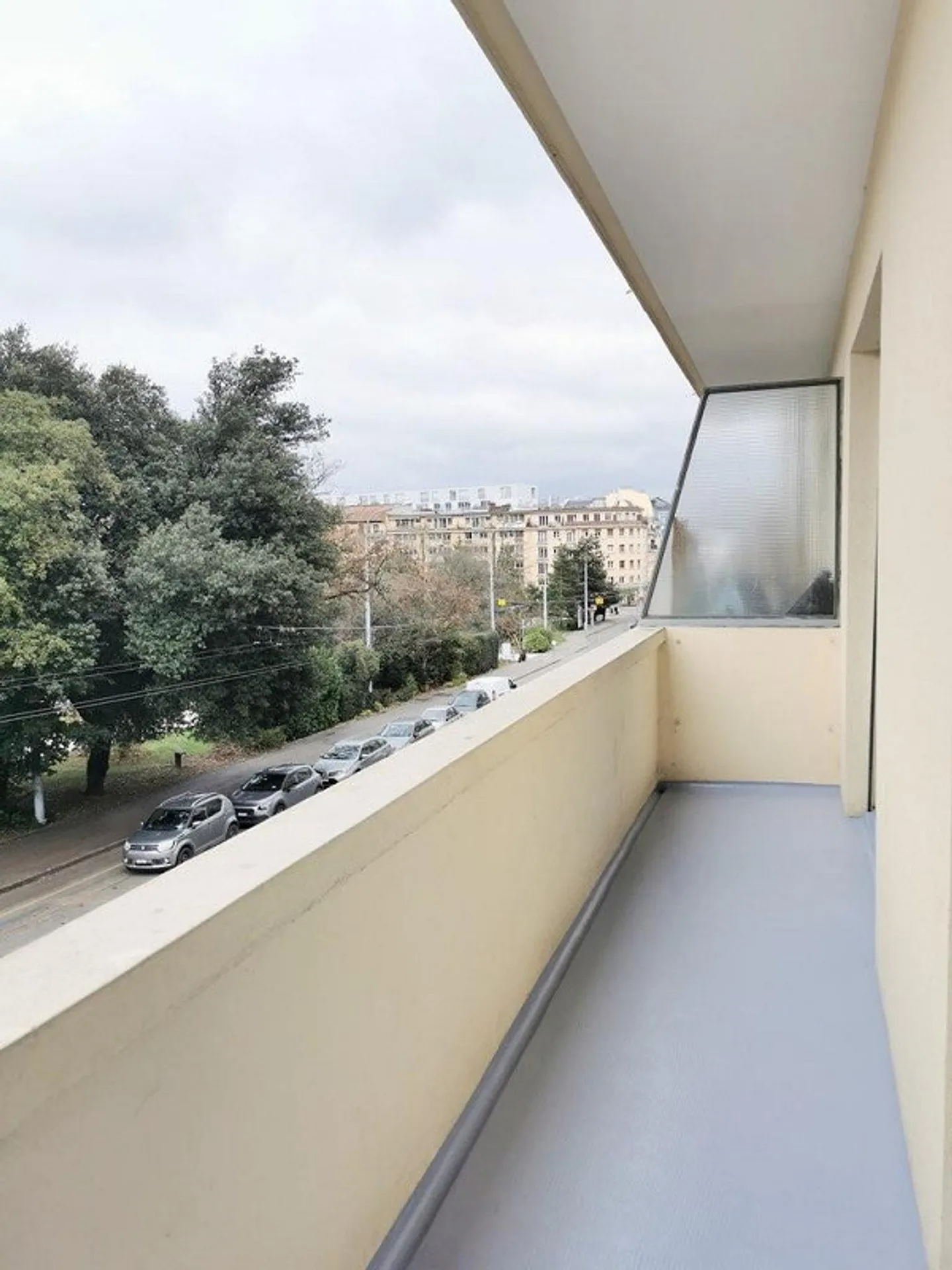 Recently renovated and ideally located apartment - Photo 3 of 10