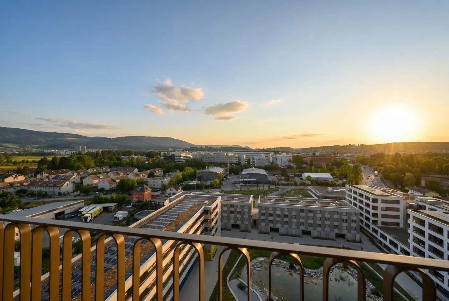AU SOMMET | LA VUE PANORAMIQUE EMBRASSE LE LUXE - Photo 1 sur 15