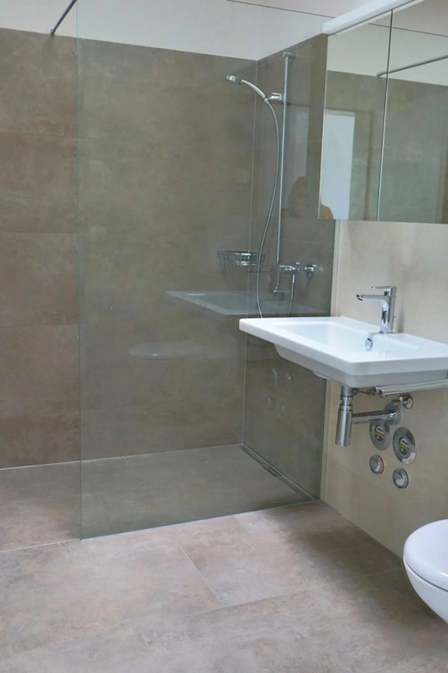 Attika Wohnung mit grosser Terrasse - Foto 4 von 8