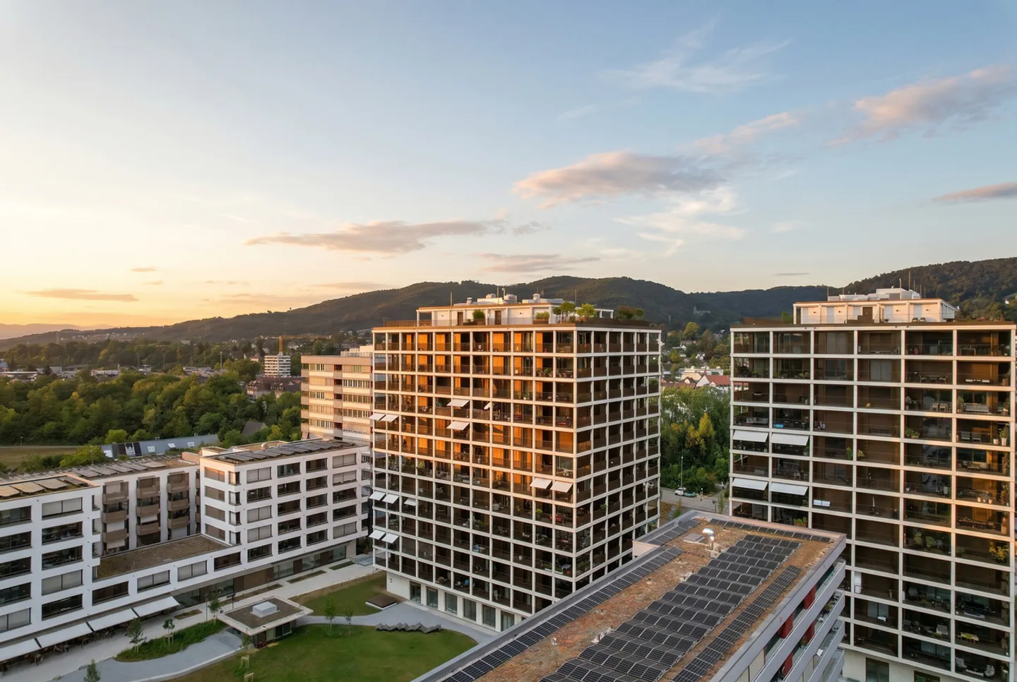 AU SOMMET | LA VUE PANORAMIQUE EMBRASSE LE LUXE - Photo 3 sur 15