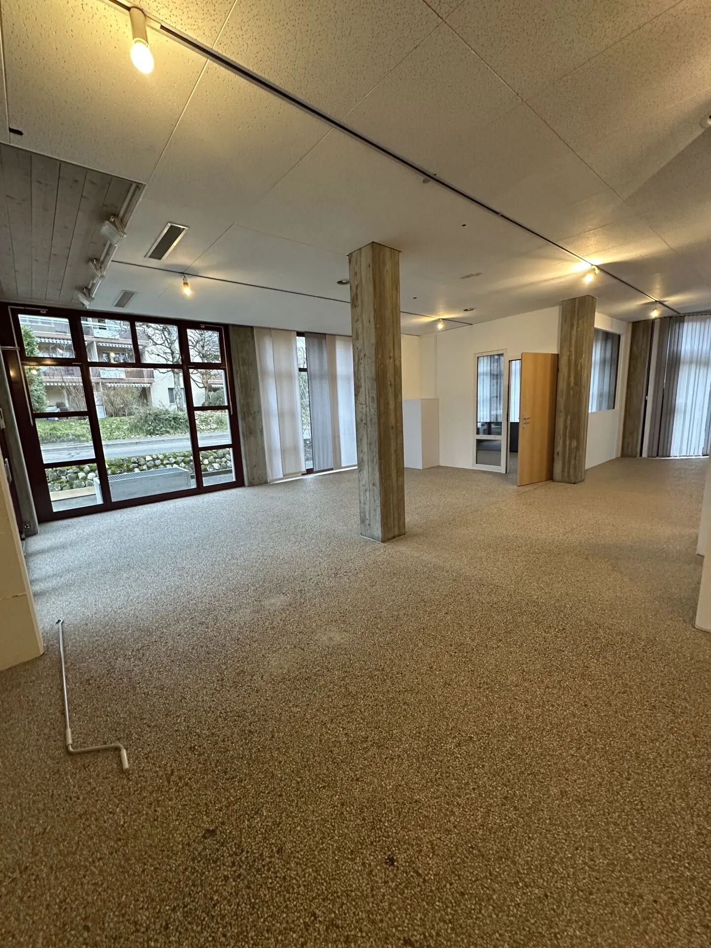 Spazio commerciale spazioso e luminoso di circa 90m2 - Foto 2 di 4