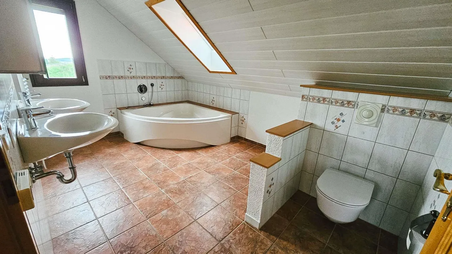 Grosszügiges 8.5-Zimmer-Einfamilienhaus mit Einliegerwohnung im Erd... - Foto 20 von 25