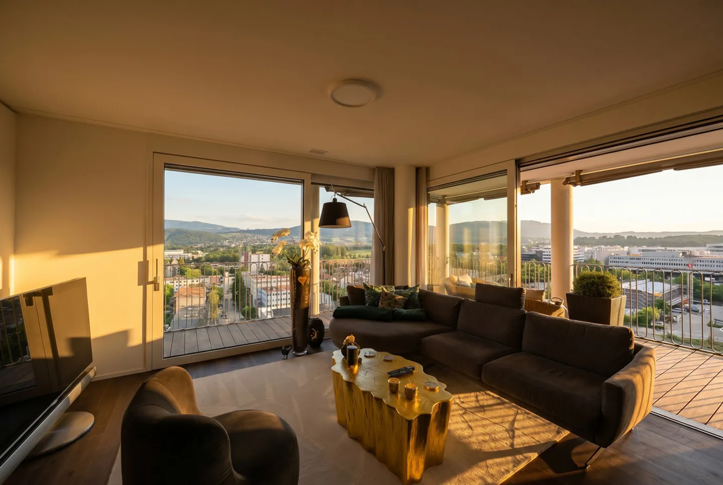 AU SOMMET | LA VUE PANORAMIQUE EMBRASSE LE LUXE - Photo 10 sur 15