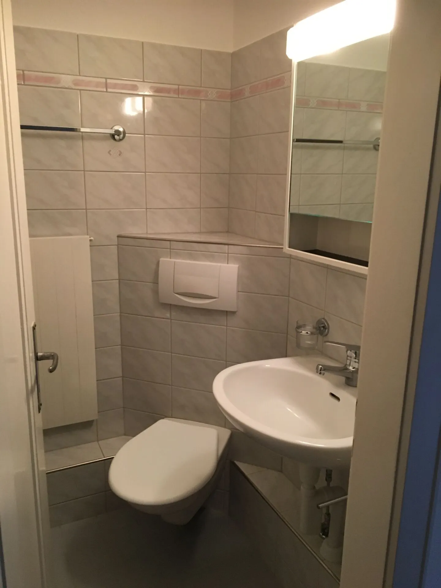 Beautiful, bright, large, very affordable 2.5-room apartment. Central near the city train station. Elevator and balcony! Copy - Photo 4 of 5