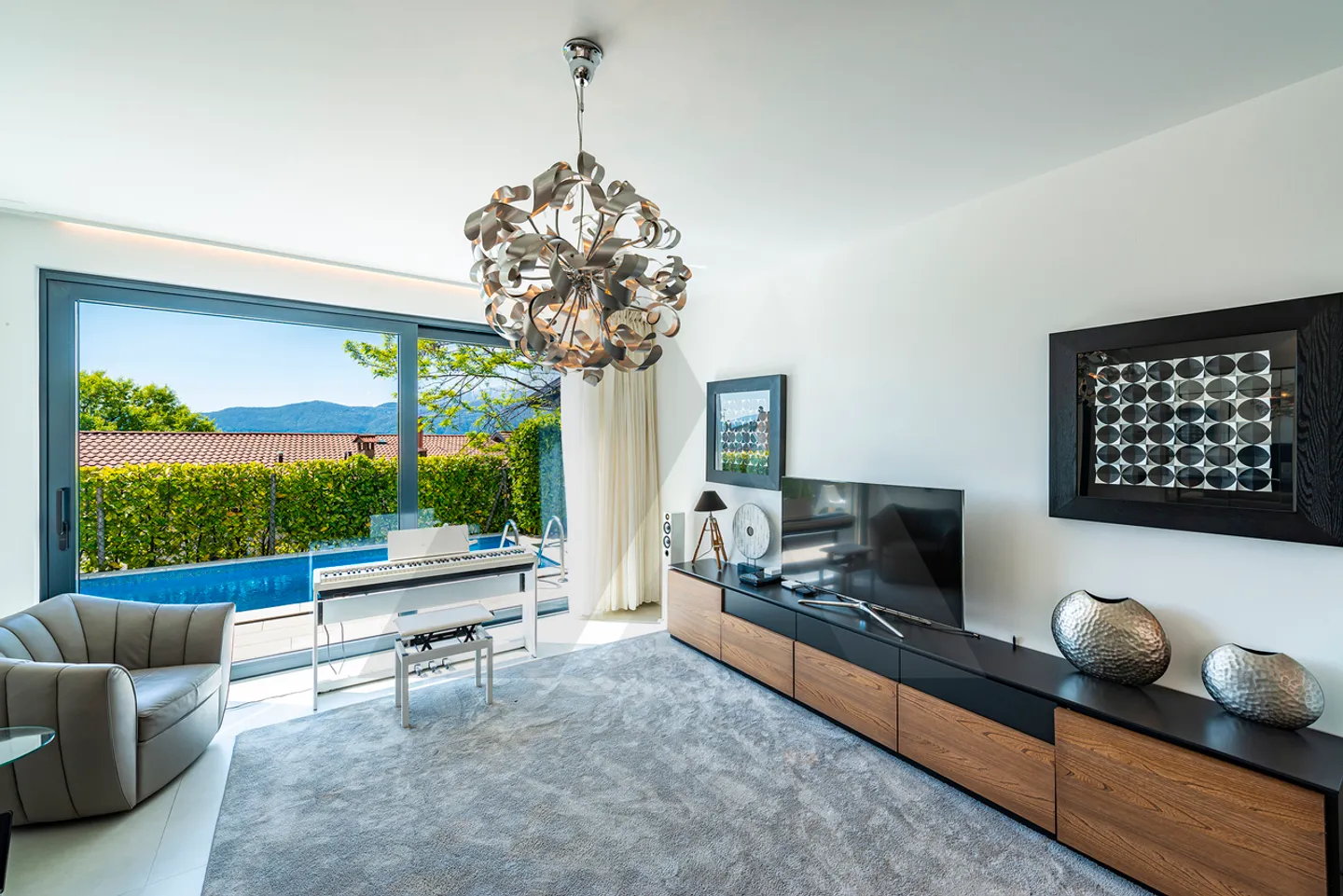 MODERNA VILLA IN POSIZIONE DOMINANTE A LUGANO - Foto 2 di 13