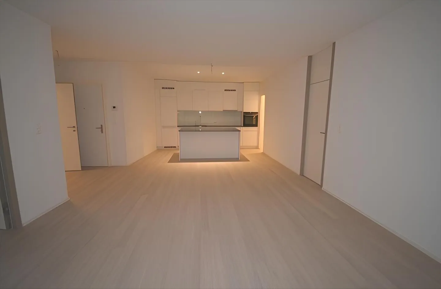 In the city center, 3-room apartment - Photo 1 of 5