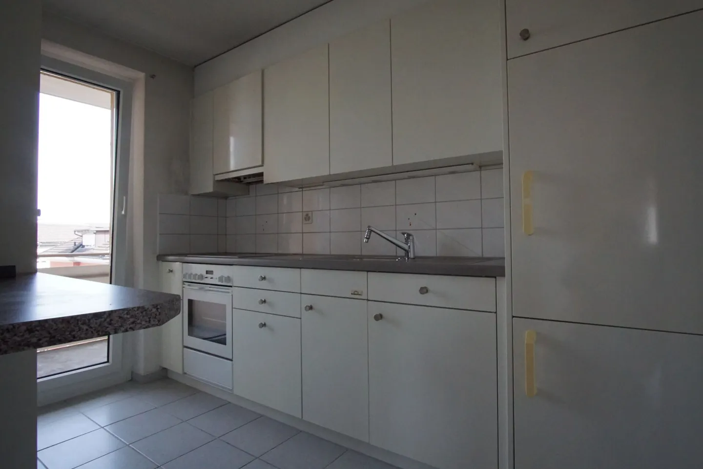 Beautiful, bright, large, very affordable 2.5-room apartment. Central near the city train station. Elevator and balcony! Copy - Photo 2 of 5