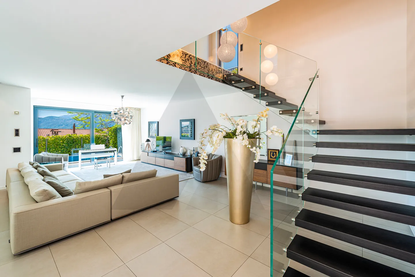 MODERNA VILLA IN POSIZIONE DOMINANTE A LUGANO - Foto 1 di 13