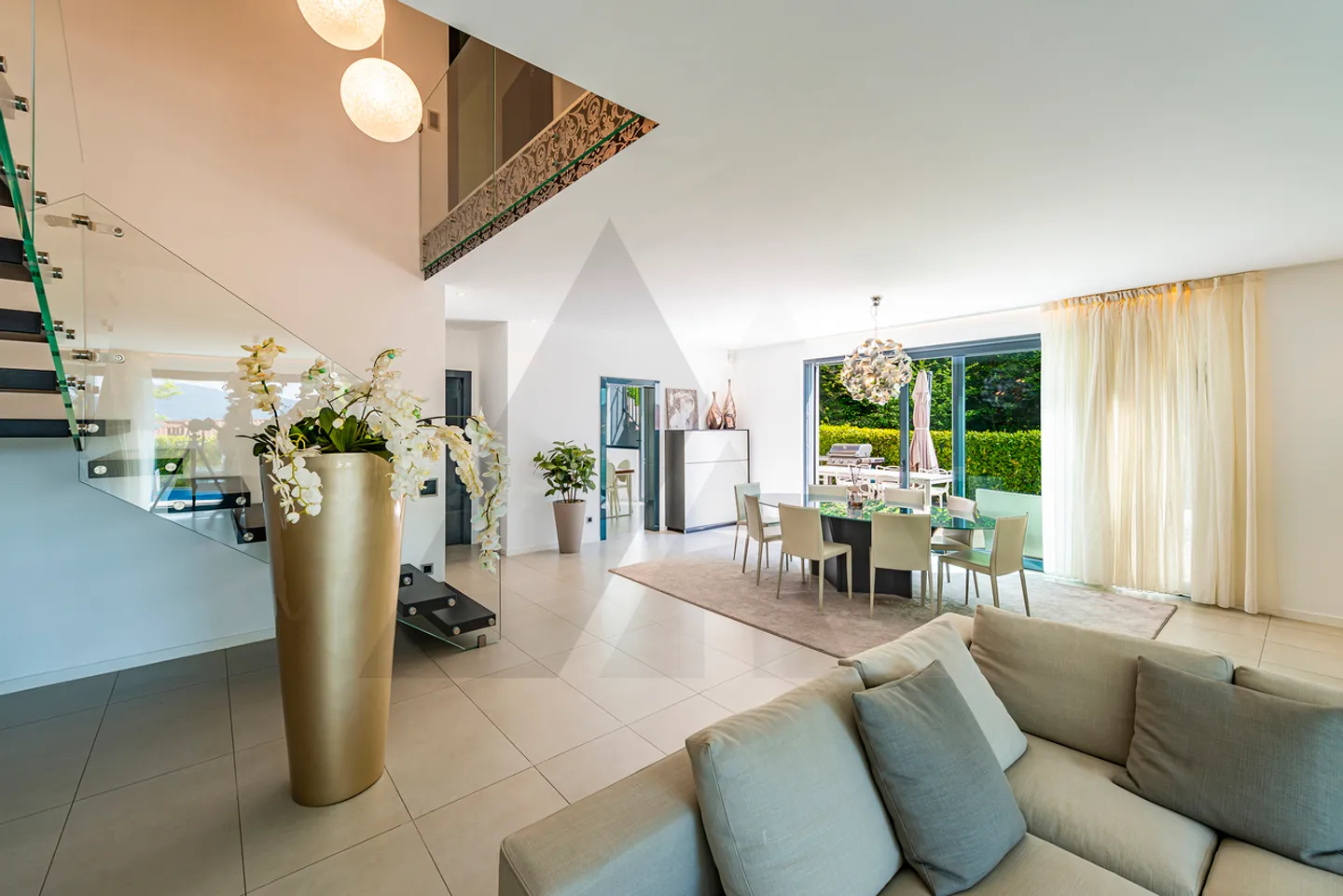 MODERNA VILLA IN POSIZIONE DOMINANTE A LUGANO - Foto 4 di 13