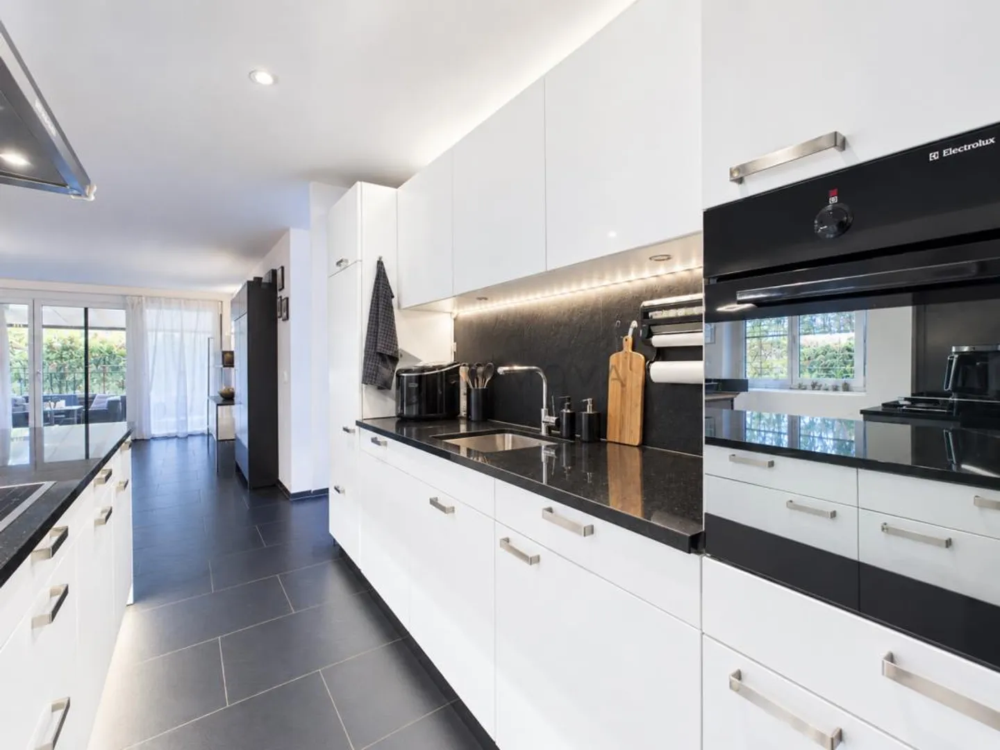 Sunny Living with a View and 50m² Private Terrace - Photo 5 of 14