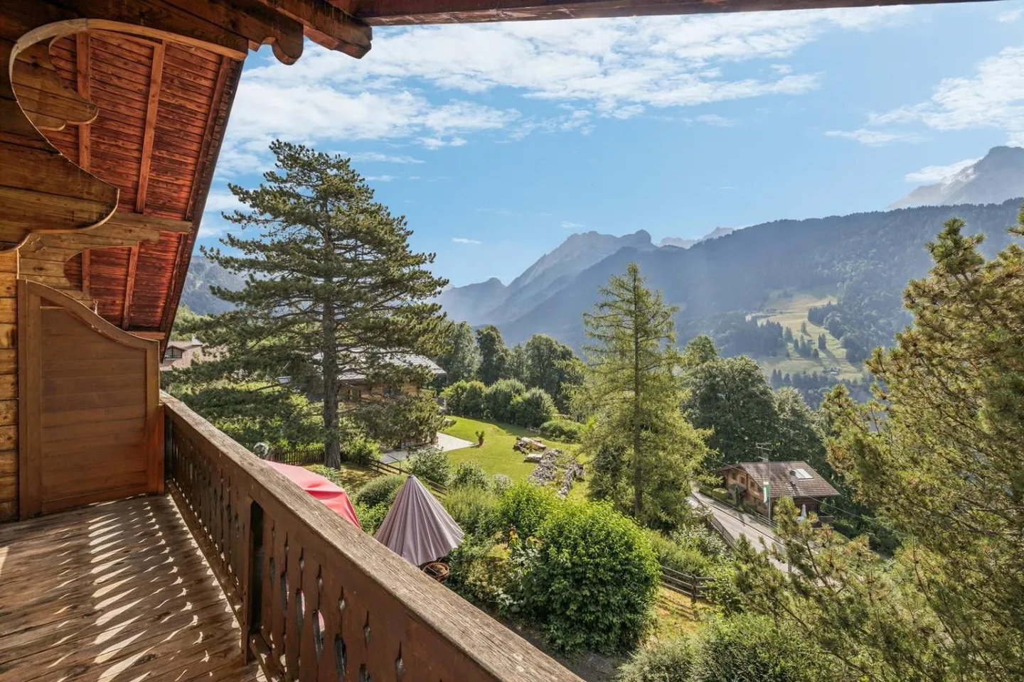 Spacious chalet with 4 apartments and spectacular view and large garden - Photo 1 of 8