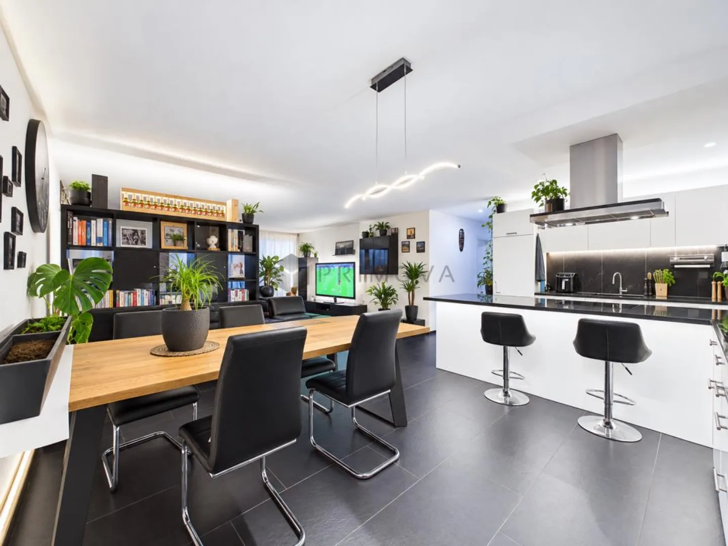 Sunny Living with a View and 50m² Private Terrace - Photo 6 of 14