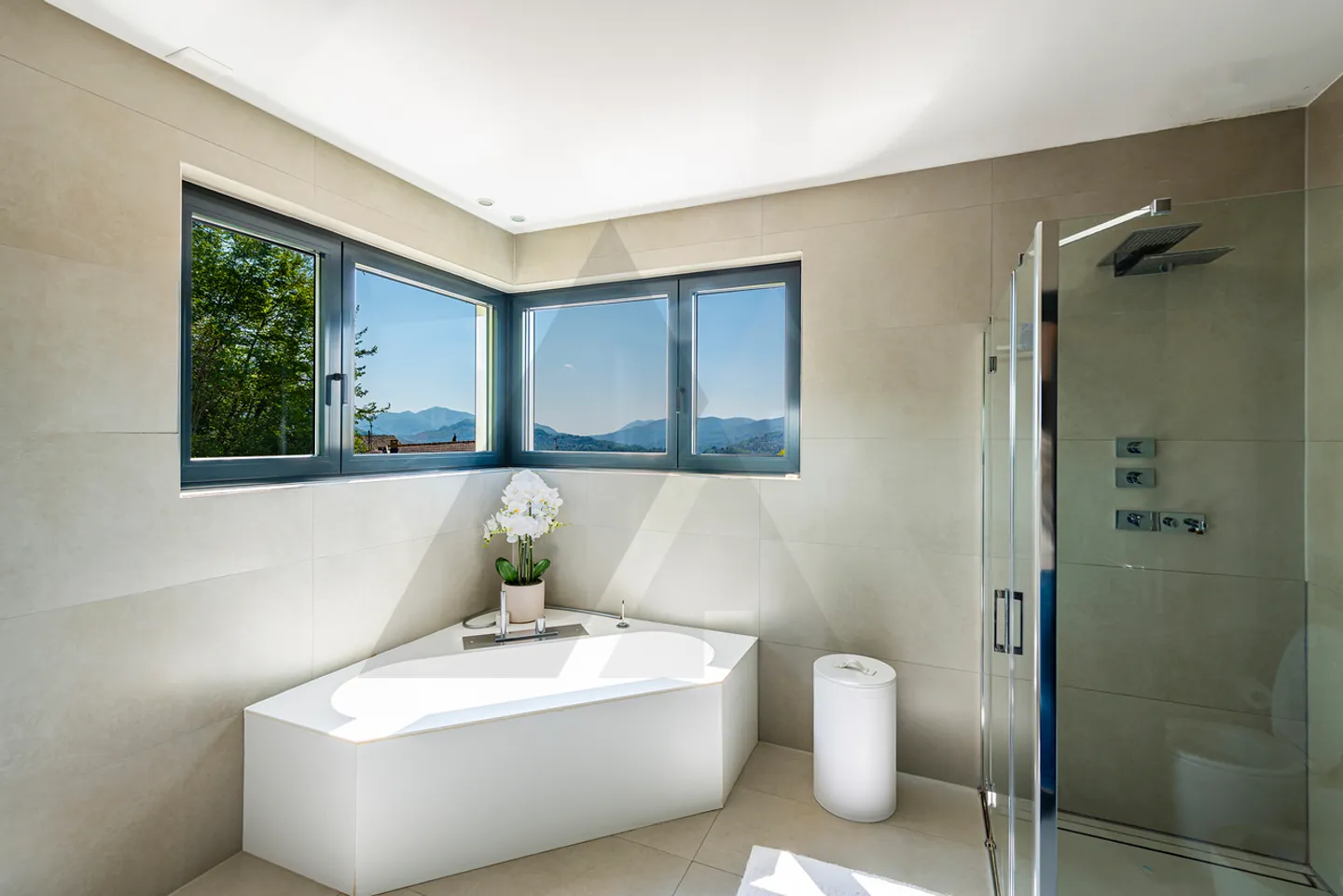 MODERNA VILLA IN POSIZIONE DOMINANTE A LUGANO - Foto 11 di 13