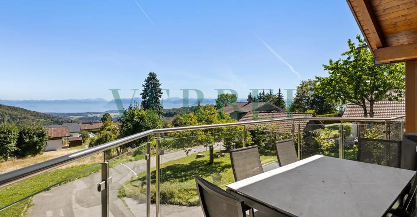 Villa-chalet: An exceptional setting between lake and mountains - Photo 1 of 11