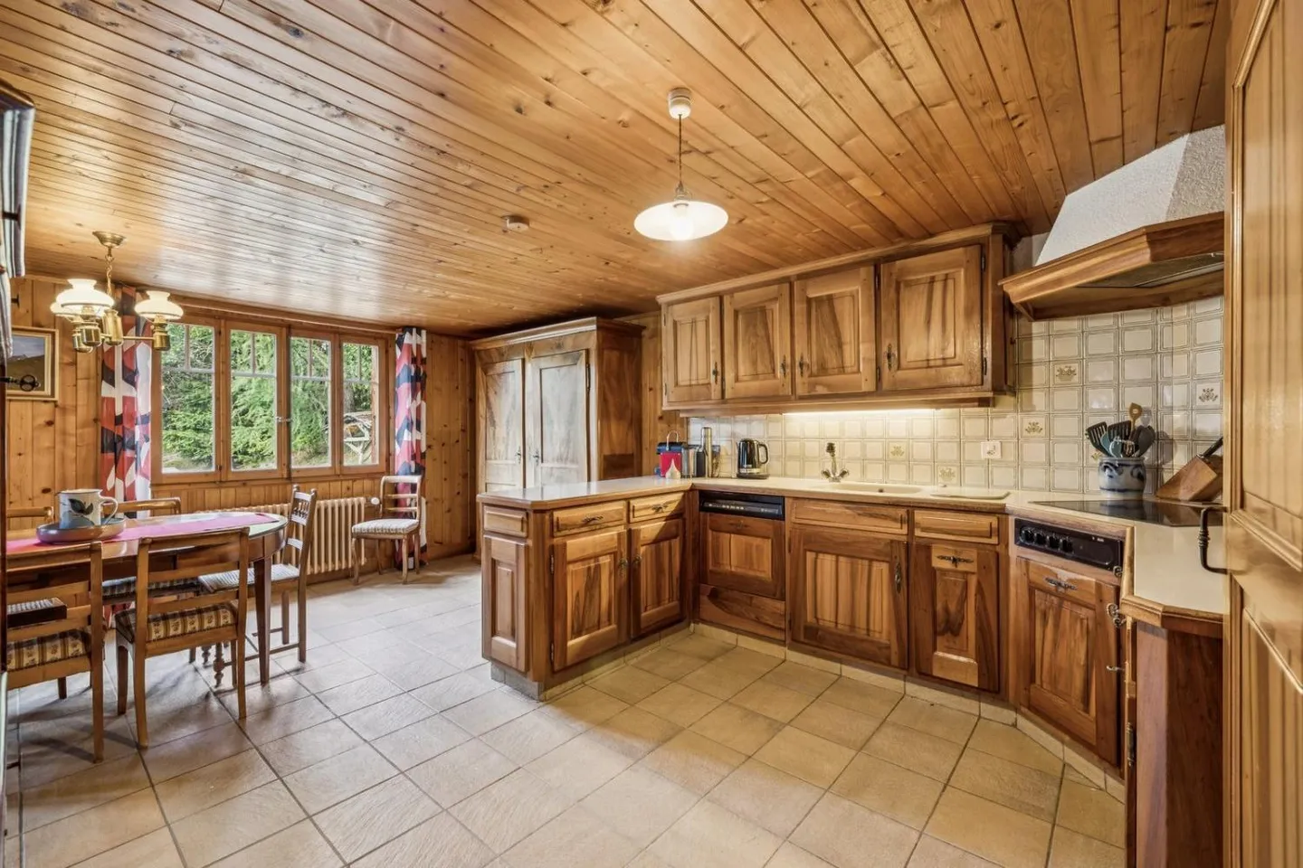 Spacious chalet with 4 apartments and spectacular view and large garden - Photo 3 of 8