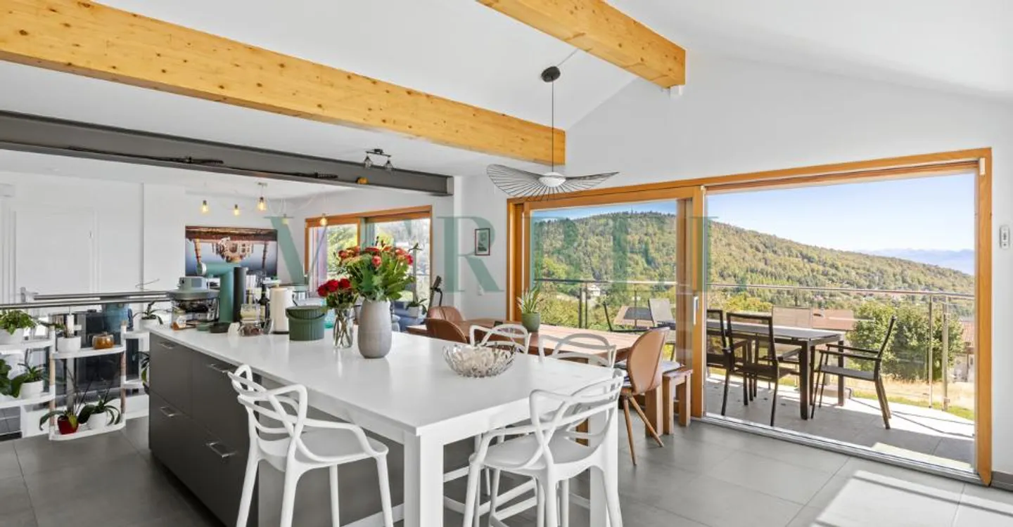 Villa-chalet: An exceptional setting between lake and mountains - Photo 7 of 11