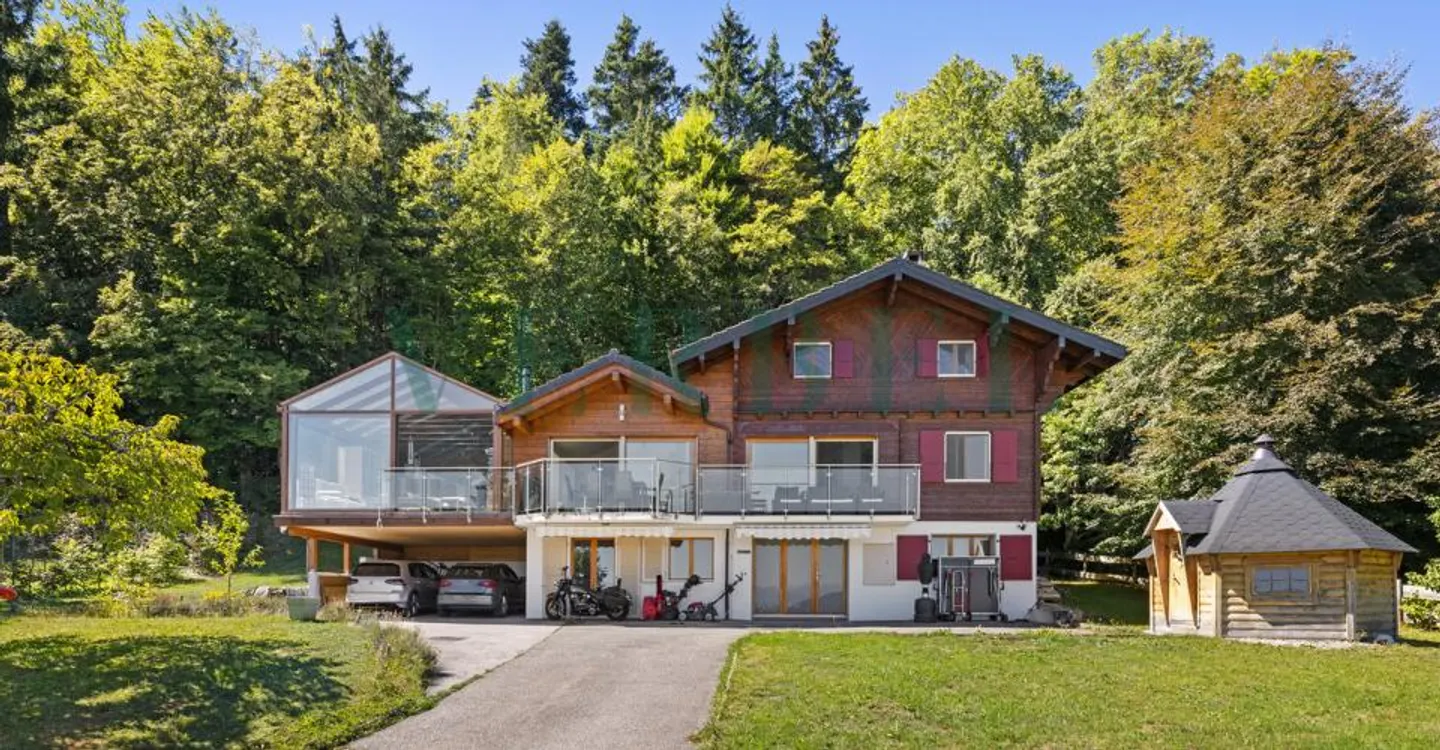 Villa-chalet: An exceptional setting between lake and mountains - Photo 9 of 11
