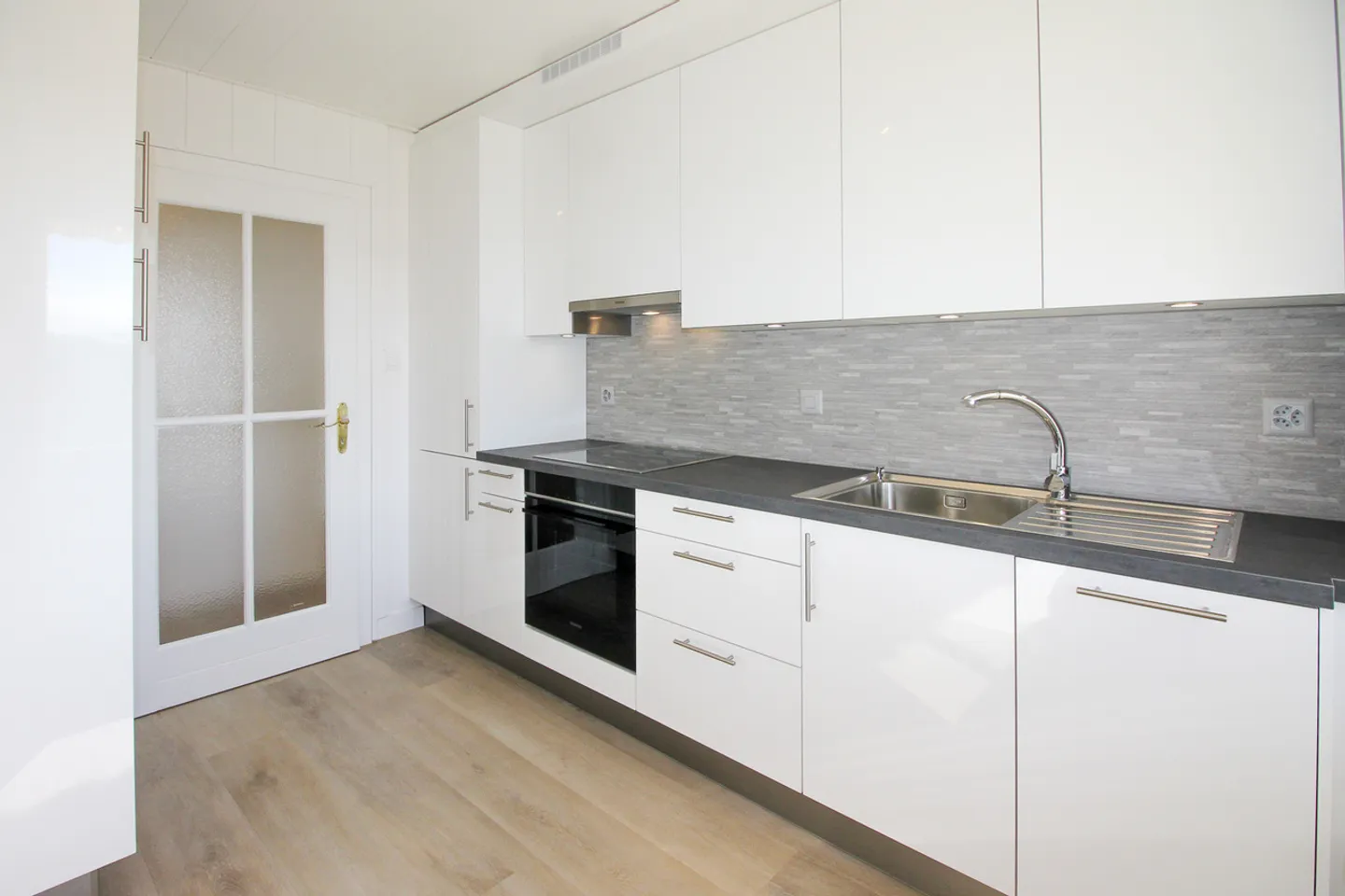 Apartment with 2.5 rooms and balcony, renovated 2026 - Photo 2 of 12