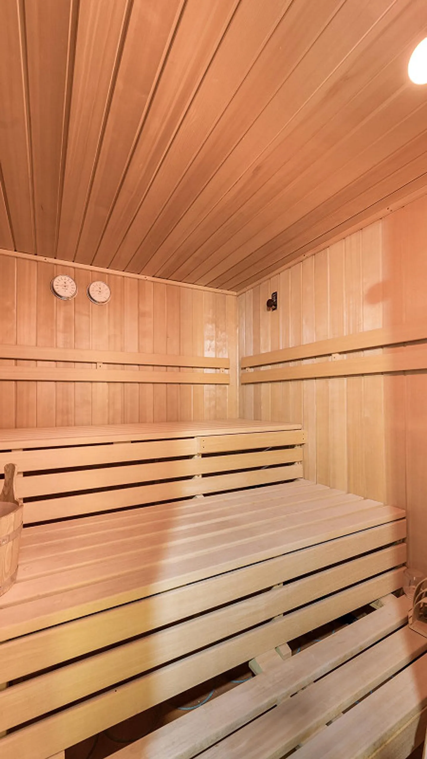 Living happiness with private garden and relaxing sauna - Photo 3 of 5
