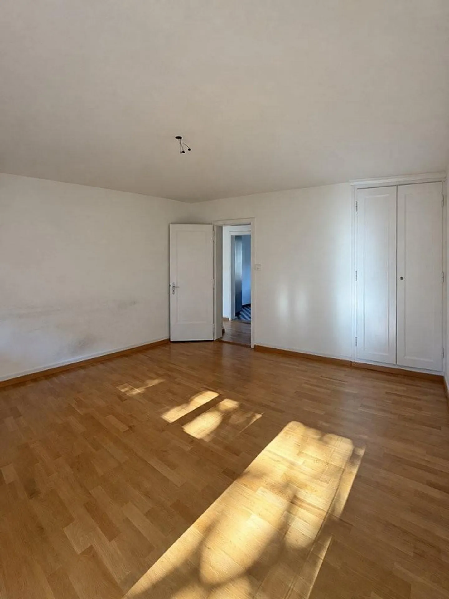 Appartement lumineux de 3,5 pièces avec balcon vitré à Liebefeld - Photo 3 sur 10