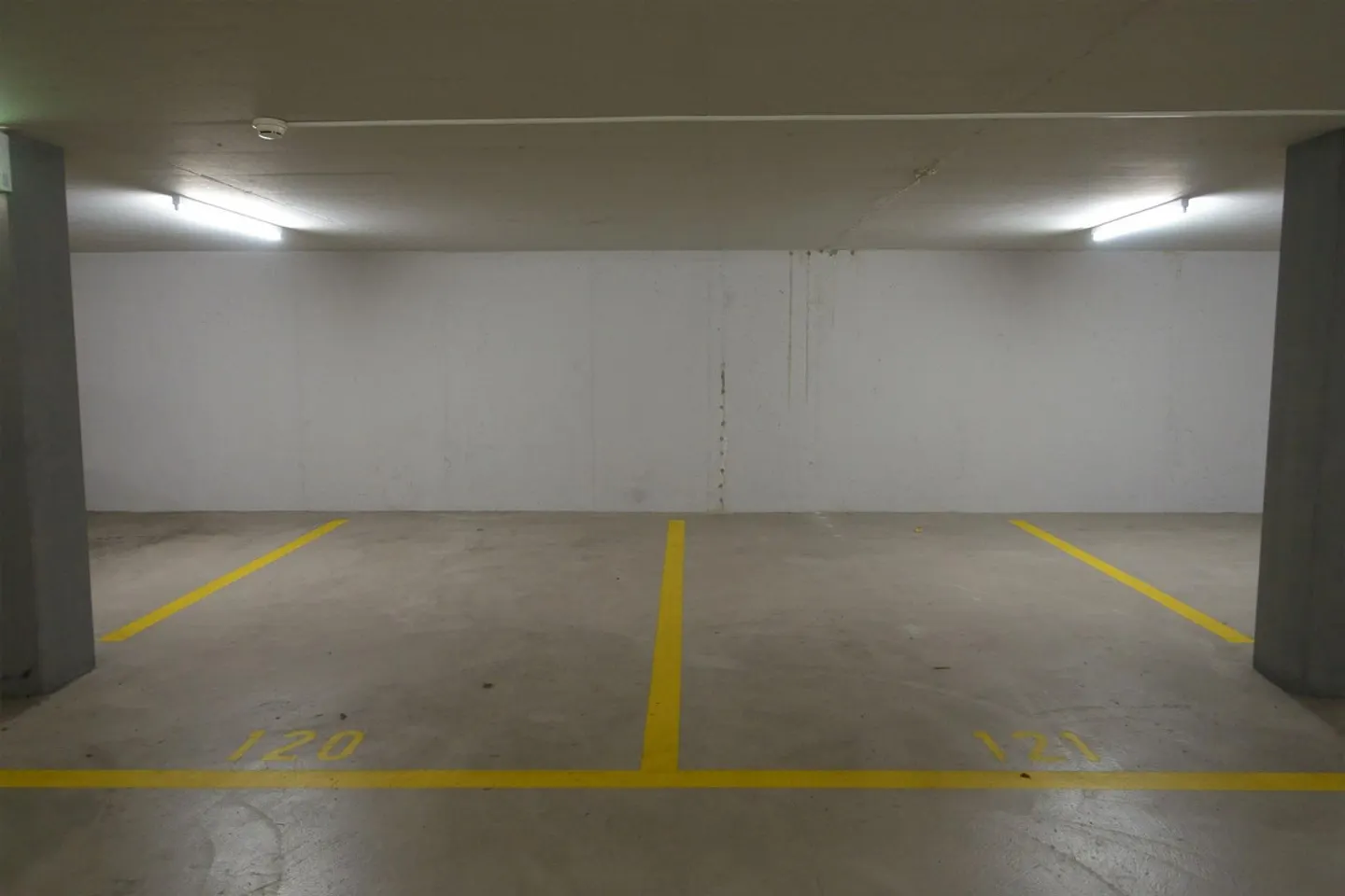 Underground parking space in the center of Uznach - Photo 3 of 3