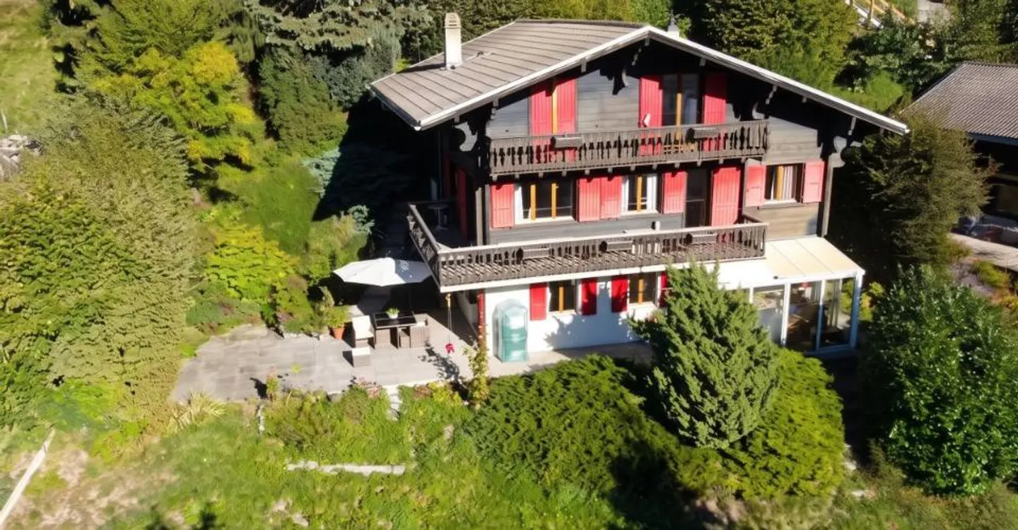 Family chalet with a view of the Dents-du-Midi  Secondary residence allowed - Sale to foreigners possible - Photo 1 of 13