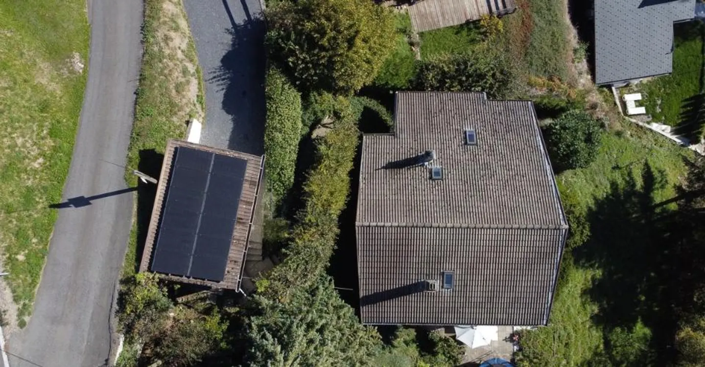 Family chalet with a view of the Dents-du-Midi  Secondary residence allowed - Sale to foreigners possible - Photo 2 of 13
