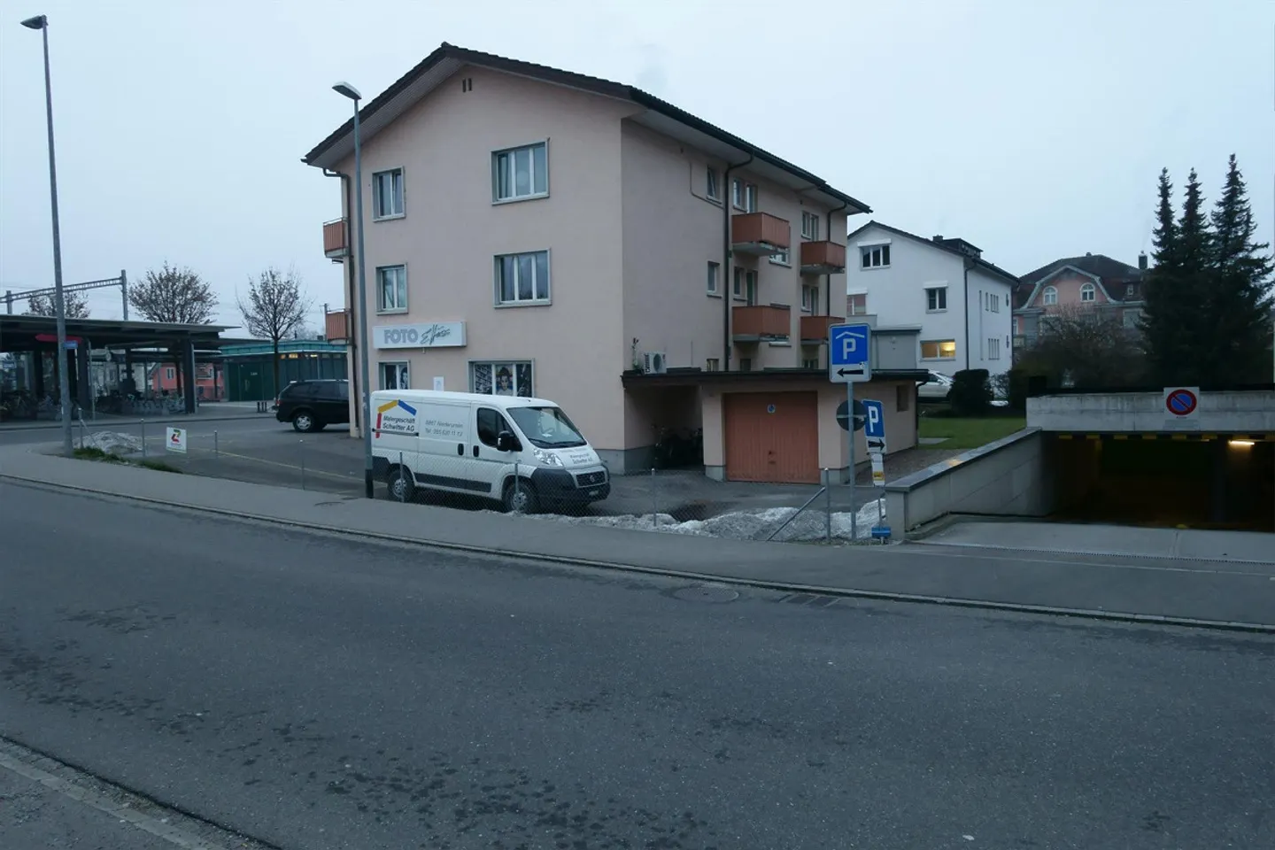 Underground parking space in the center of Uznach - Photo 1 of 3